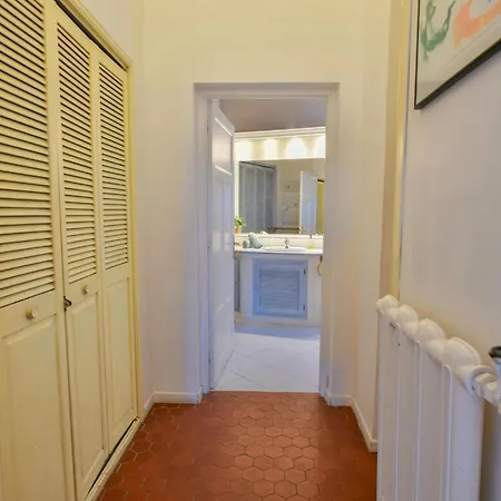 Paulette Vila *